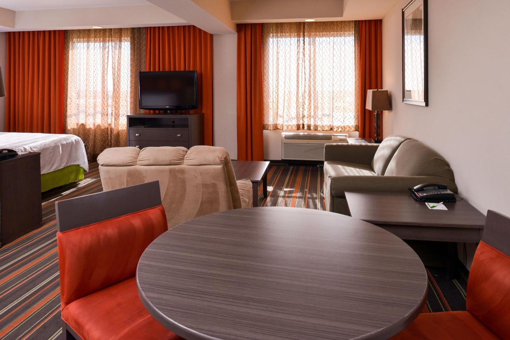 King Suite with Bath Tub - Disability Accessible,1278964003:JPEG