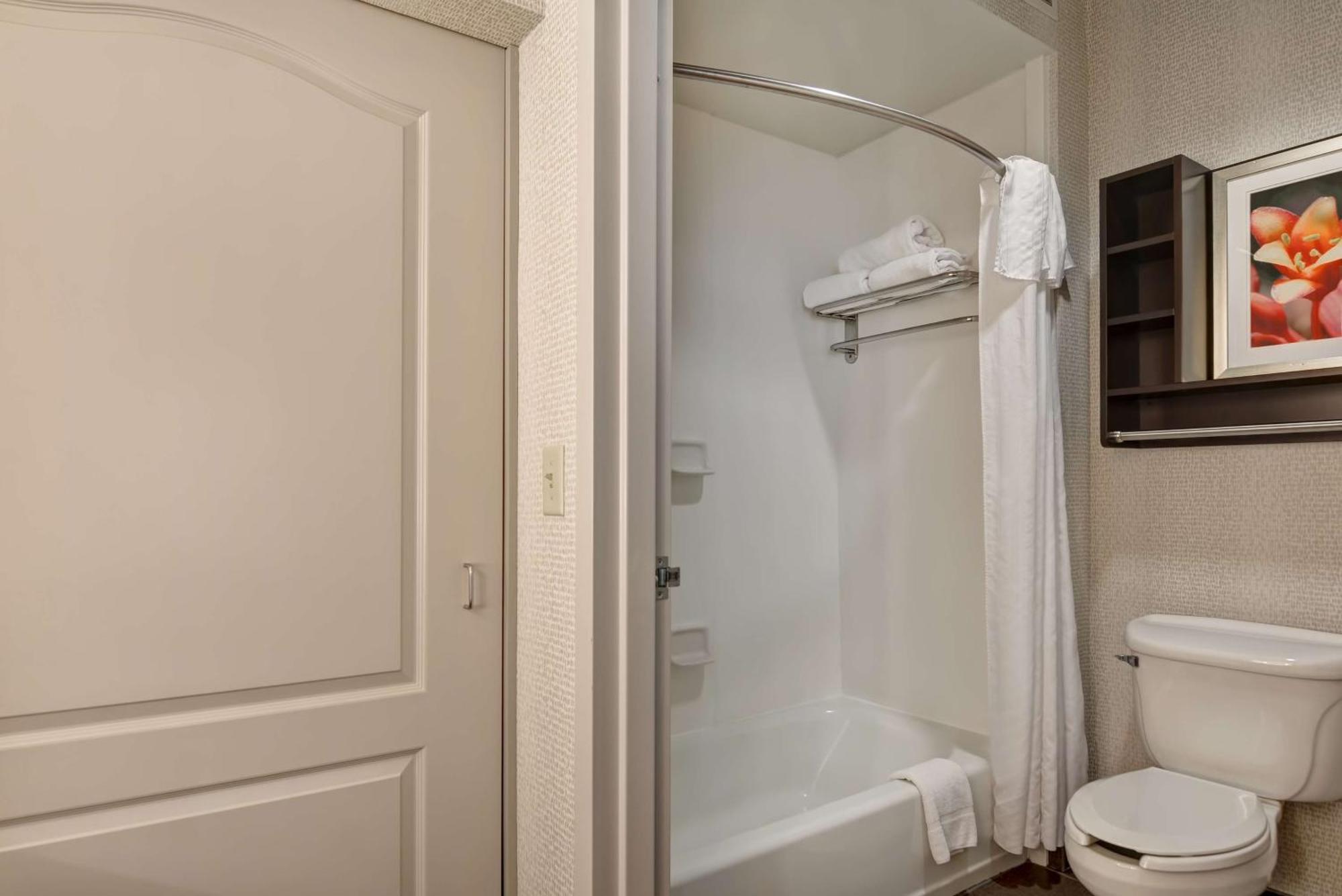 King Suite Accessible Tub Mobility Hearing Access or Non-Smoking,1558056163:JPEG
